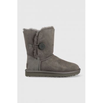 UGG cizme de zapada din piele intoarsa Bailey Button culoarea gri