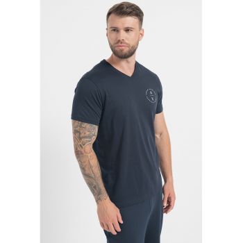 Tricou cu decolteu in V si logo