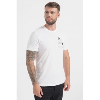 Tricou slim fit cu decolteu la baza gatului si imprimeu logo