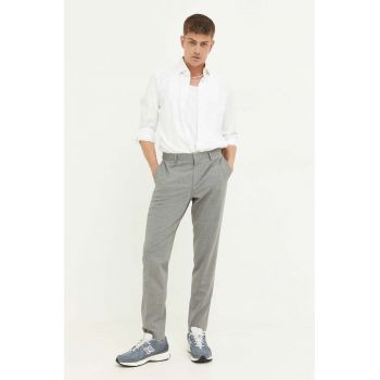 HUGO pantaloni din lana culoarea gri, mulata