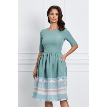 Rochie Anda verde mint cu broderie si imprimeu la baza