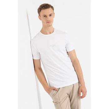 Tricou slim fit cu decolteu la baza gatului la reducere