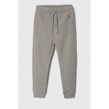 United Colors of Benetton pantaloni de trening din bumbac pentru copii culoarea gri, neted