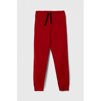 United Colors of Benetton pantaloni de trening din bumbac pentru copii culoarea rosu, cu imprimeu ieftini