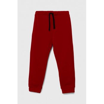 United Colors of Benetton pantaloni de trening din bumbac pentru copii culoarea rosu, cu imprimeu de firma originali