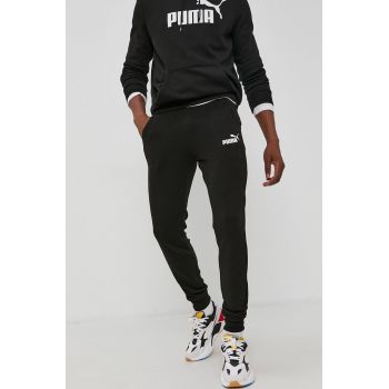 Puma Pantaloni 586749 bărbați, culoarea negru, cu imprimeu la reducere