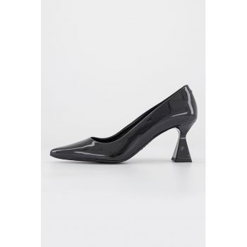 Pantofi din piele ecologica cu varf ascutit si aspect lacuit