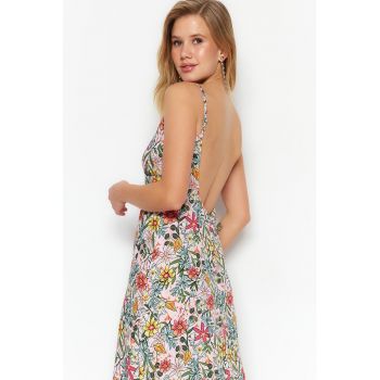 Rochie cu model floral si decolteu adanc pe partea din spate