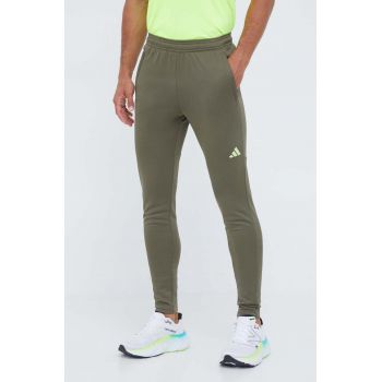 adidas Performance pantaloni de antrenament Train Essentials Seasonal culoarea verde, cu imprimeu de firma originali