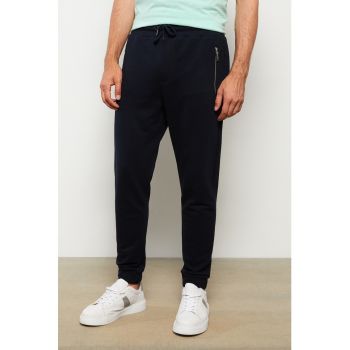 Pantaloni sport cu snur de ajustare si buzunare cu fermoar