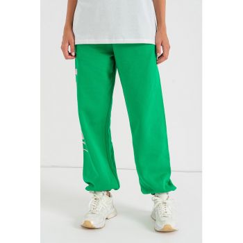 Pantaloni sport din amestec de bumbac organic cu imprimeu logo