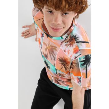 Tricou cu decolteu la baza gatului si model foto si tropical