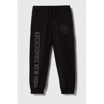 Abercrombie & Fitch pantaloni de trening pentru copii culoarea negru, cu imprimeu