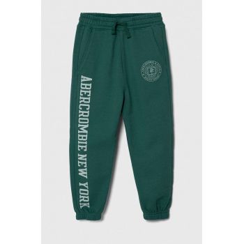 Abercrombie & Fitch pantaloni de trening pentru copii culoarea verde, cu imprimeu