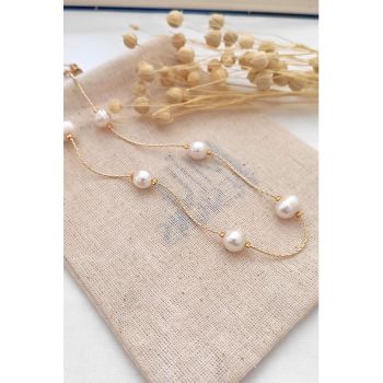 Colier decorat cu perle sintetice