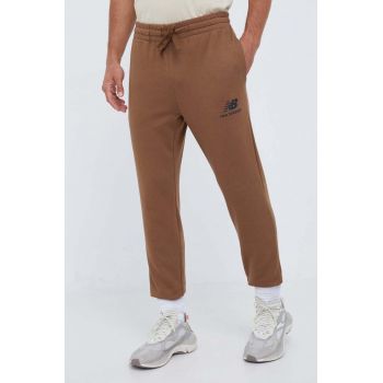New Balance pantaloni de trening culoarea maro, cu imprimeu ieftini