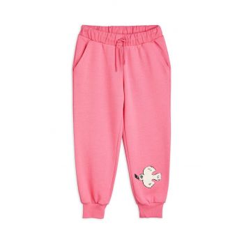 Mini Rodini pantaloni de trening din bumbac pentru copii Mini Rodini x Wrangler culoarea roz, cu imprimeu de firma originali