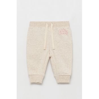 GAP pantaloni copii culoarea bej, cu imprimeu
