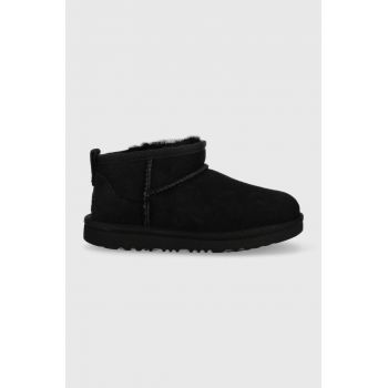 UGG cizme de zapada din piele intoarsa Classic Ultra Mini culoarea negru ieftina