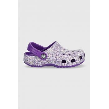 Crocs slapi copii CLASSIC GLITTER CLOG culoarea violet ieftini