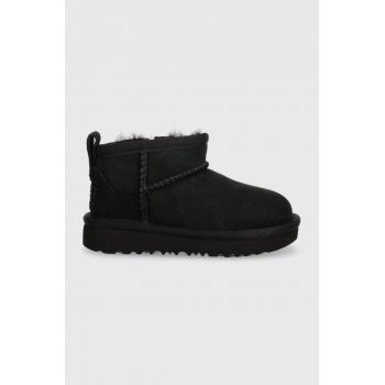 UGG cizme de zapada din piele intoarsa T CLASSIC ULTRA MINI culoarea negru ieftina