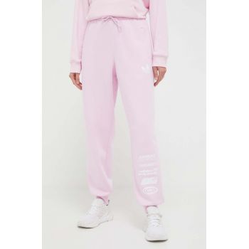 adidas Originals pantaloni de trening culoarea roz, cu imprimeu de firma original