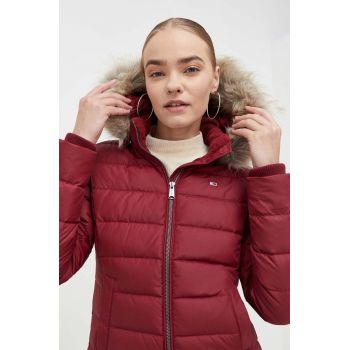 Tommy Jeans geacă de puf femei, culoarea bordo, de iarna DW0DW08588 de firma originala