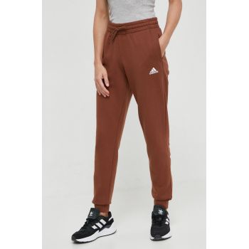 adidas pantaloni de trening din bumbac culoarea maro, cu imprimeu