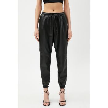 Pantaloni cu aspect de piele si cu snur