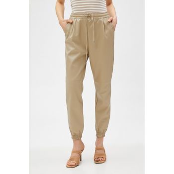 Pantaloni cu aspect de piele si cu snur