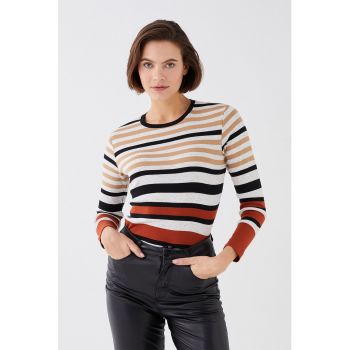 Bluza in dungi cu decolteu la baza gatului
