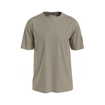 Tricou cu decolteu la baza gatului