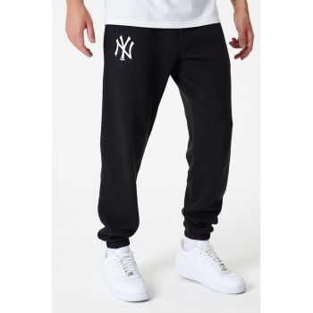 Pantaloni sport cu snur de ajustare si detaliu logo