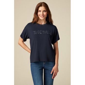 Tricou cu decolteu la baza gatului si aplicatii cu strasuri