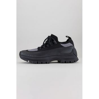 Pantofi sport cu aspect masiv si logo