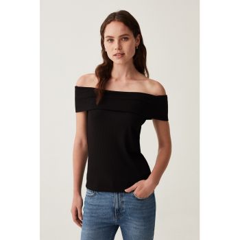 Tricou cu striatii si decolteu pe umeri