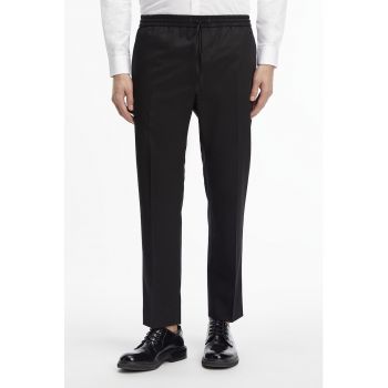 Pantaloni jogger cu snur la reducere