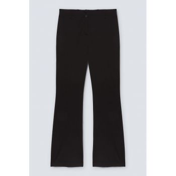 Pantaloni evazati cu talie medie