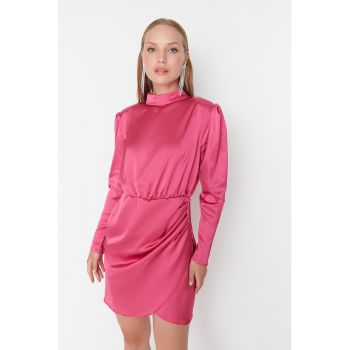 Rochie cu aspect de satin si decupaj pe partea din spate