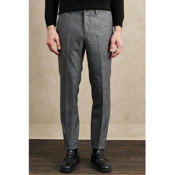 Pantaloni slim fit eleganti cu model in carouri