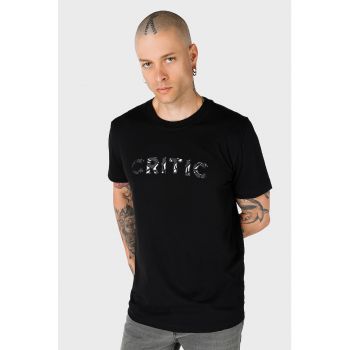 Tricou cu decolteu la baza gatului si imprimeu text