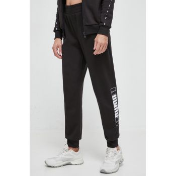 Puma pantaloni de trening ESS+ culoarea negru, cu imprimeu de firma original