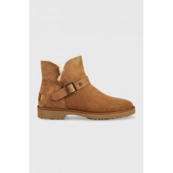 UGG cizme din piele intoarsa W Romely Short Buckle femei, culoarea maro, cu toc plat, izolat