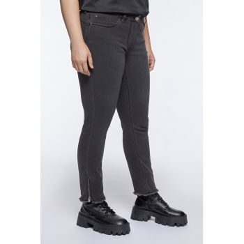Blugi slim fit cu terminatii nefinisate