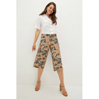 Pantaloni capri cu model