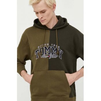 Tommy Jeans hanorac de bumbac barbati, culoarea verde, cu glugă, cu imprimeu ieftin