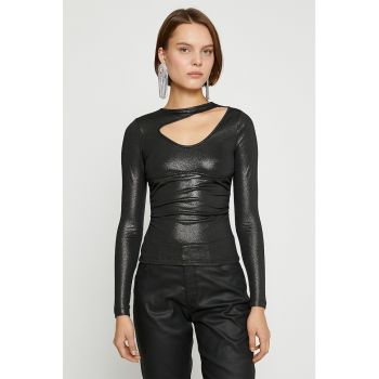 Bluza cu aspect metalic si decupaj frontal