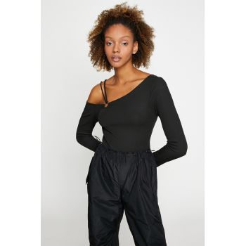 Bluza striata cu decolteu pe umeri