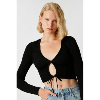 Pulover crop cu decupaj