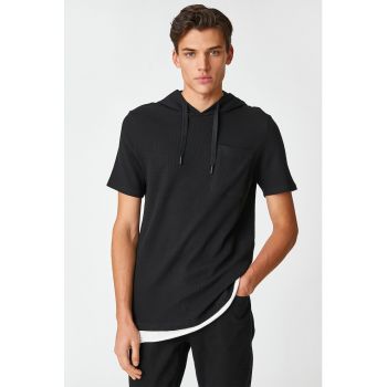 Tricou cu gluga si buzunar aplicat